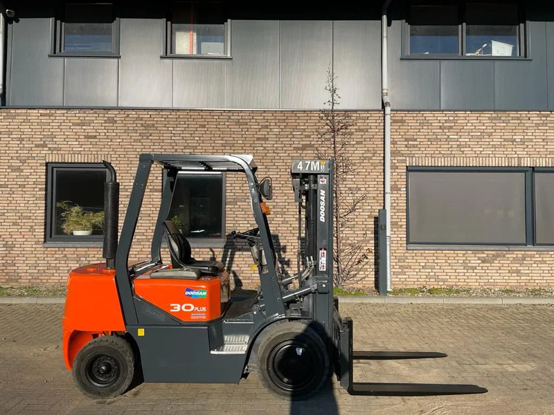 Дизельный погрузчик Doosan D30G Yanmar 3 ton Triplex Freelift Sideshift Diesel Heftruck 470 cm hefhoogte: фото 14 Дизельный погрузчик Doosan D30G Yanmar 3 ton Triplex Freelift Sideshift Diesel Heftruck 470 cm hefhoogte: фото 14