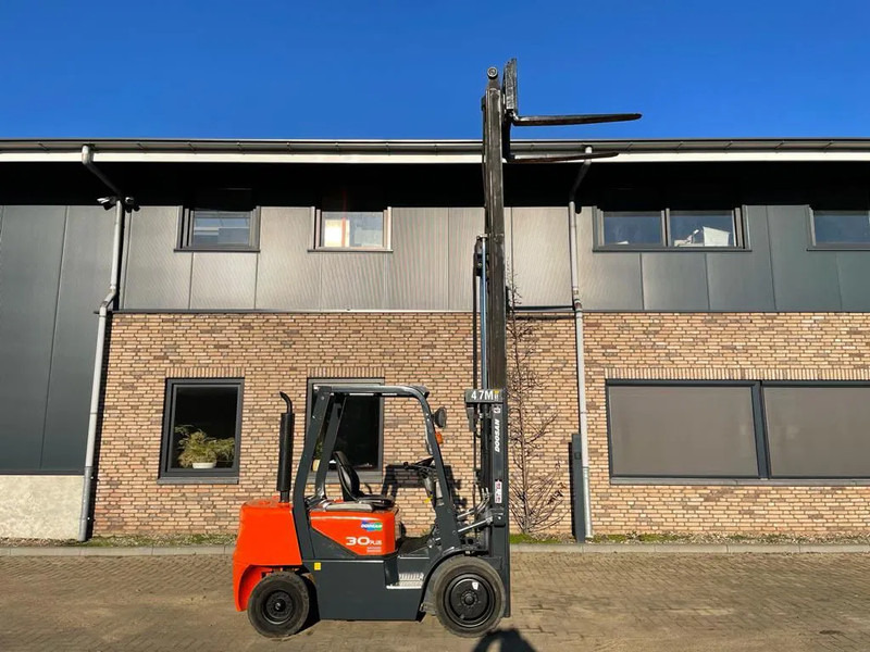 Дизельный погрузчик Doosan D30G Yanmar 3 ton Triplex Freelift Sideshift Diesel Heftruck 470 cm hefhoogte: фото 18 Дизельный погрузчик Doosan D30G Yanmar 3 ton Triplex Freelift Sideshift Diesel Heftruck 470 cm hefhoogte: фото 18