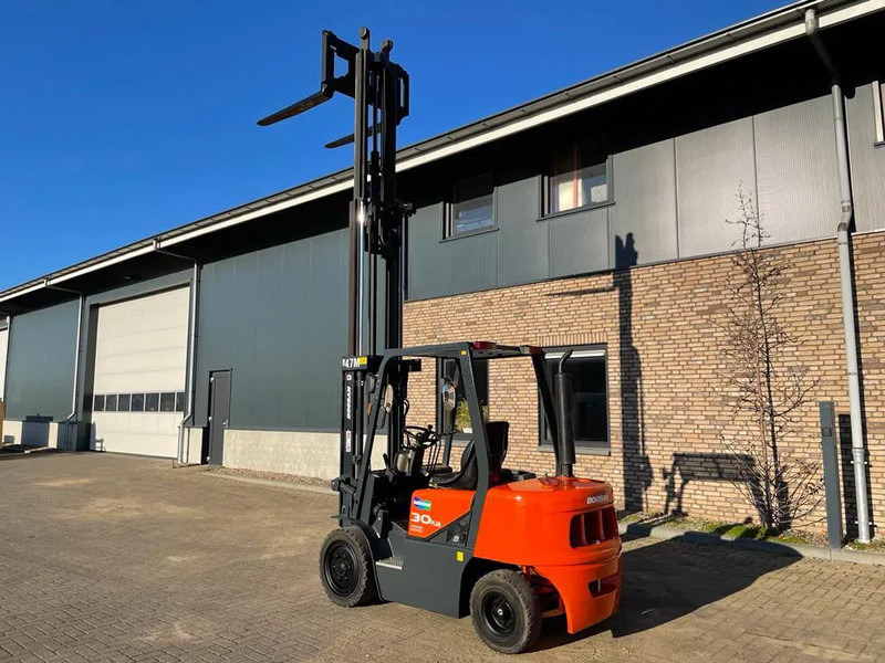 Дизельный погрузчик Doosan D30G Yanmar 3 ton Triplex Freelift Sideshift Diesel Heftruck 470 cm hefhoogte: фото 9 Дизельный погрузчик Doosan D30G Yanmar 3 ton Triplex Freelift Sideshift Diesel Heftruck 470 cm hefhoogte: фото 9