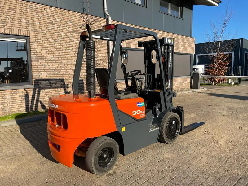 Дизельный погрузчик Doosan D30G Yanmar 3 ton Triplex Freelift Sideshift Diesel Heftruck 470 cm hefhoogte: фото 7 Дизельный погрузчик Doosan D30G Yanmar 3 ton Triplex Freelift Sideshift Diesel Heftruck 470 cm hefhoogte: фото 7
